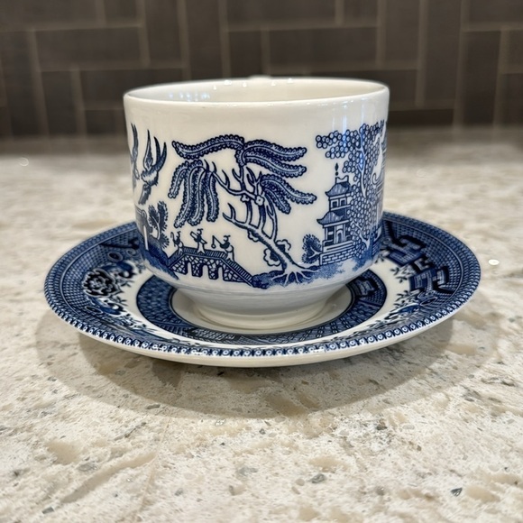 VINTAGE 1900’s~BLUE WILLOW~CHINOISERIE~3 CUPS & 4 SAUCERS~CHURCHILL ENGLAND~G23 - Picture 2 of 13